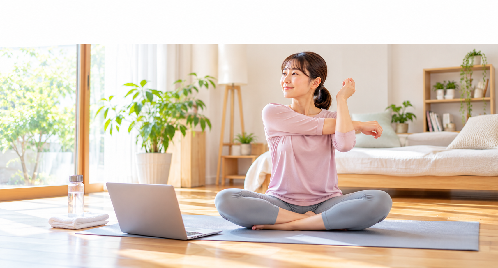 自宅でオンラインレッスンを見ながら体を動かすイメージ