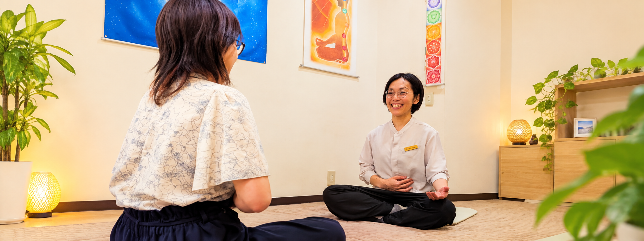 カクレミノ家でスタッフと利用者が向き合う様子