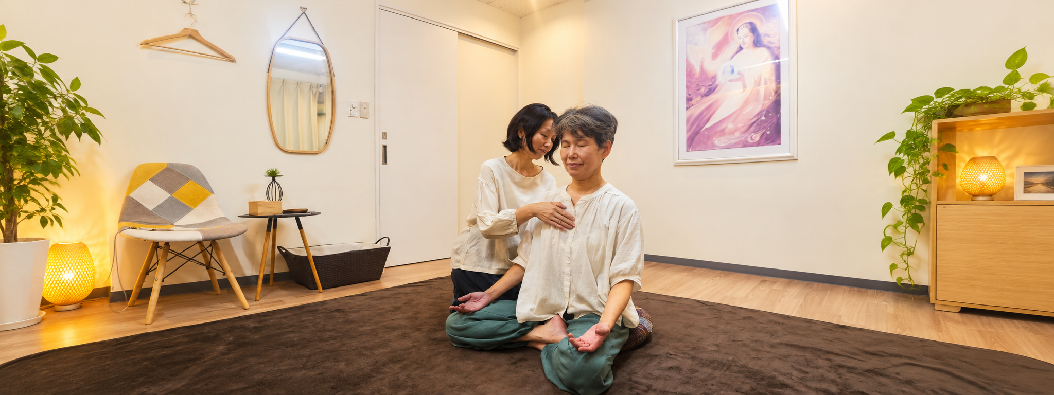 カクレミノ家で瞑想を体験している様子