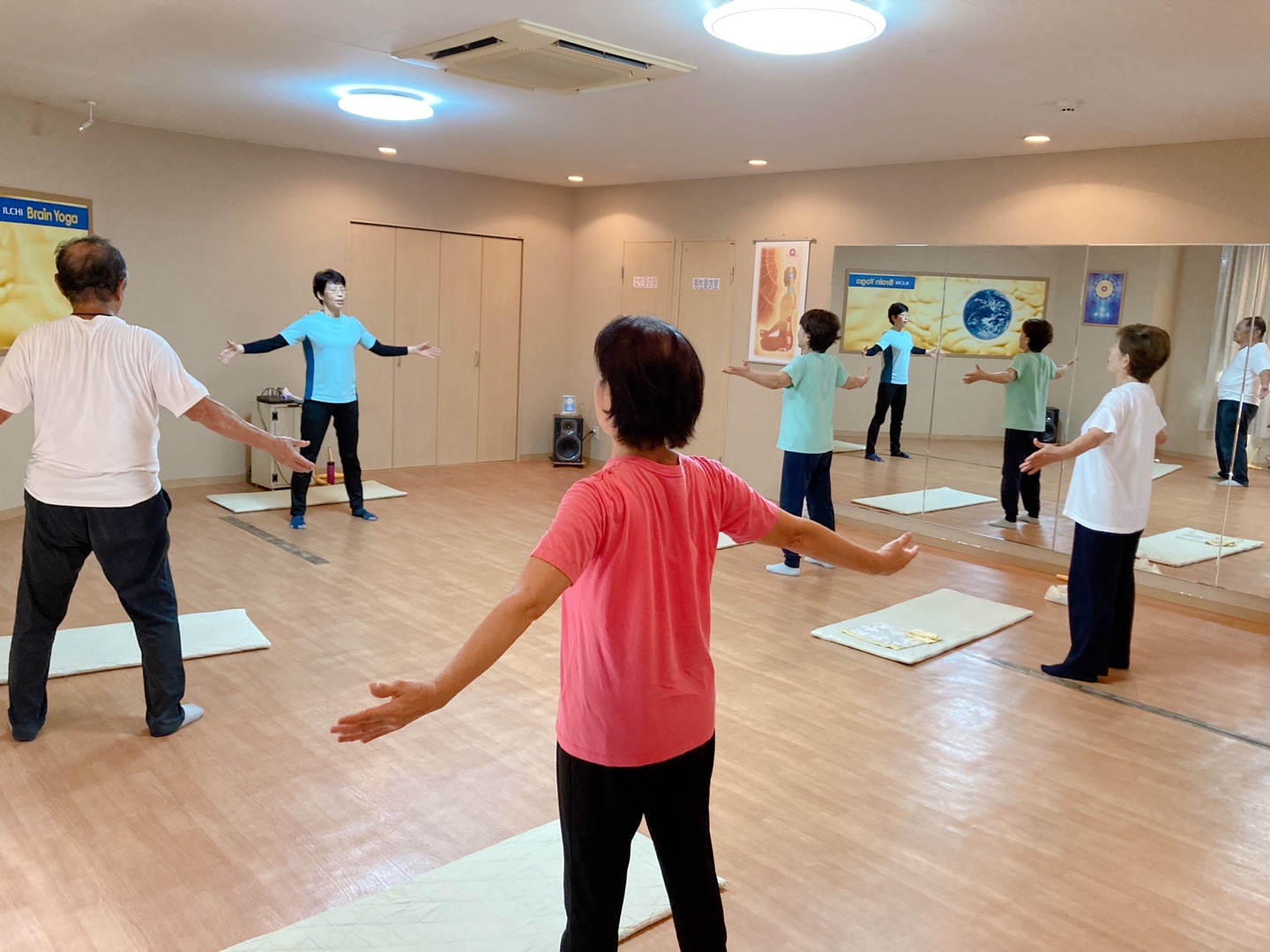 イルチブレインヨガ御影スタジオでのブレイン体操の様子