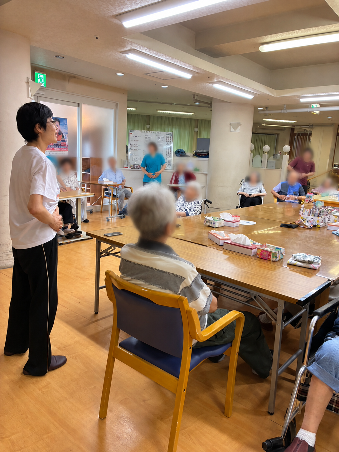 高齢者施設での健康プログラム実施風景